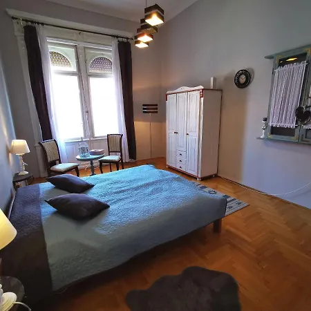 Belvarosi Vintage A Setaloutcan Apartment *