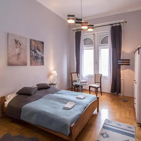 Belvarosi Vintage A Setaloutcan Apartment
