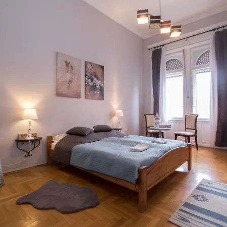Belvarosi Vintage A Setaloutcan