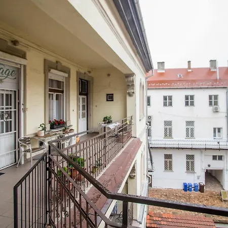 Apartment Belvarosi Vintage A Setaloutcan *